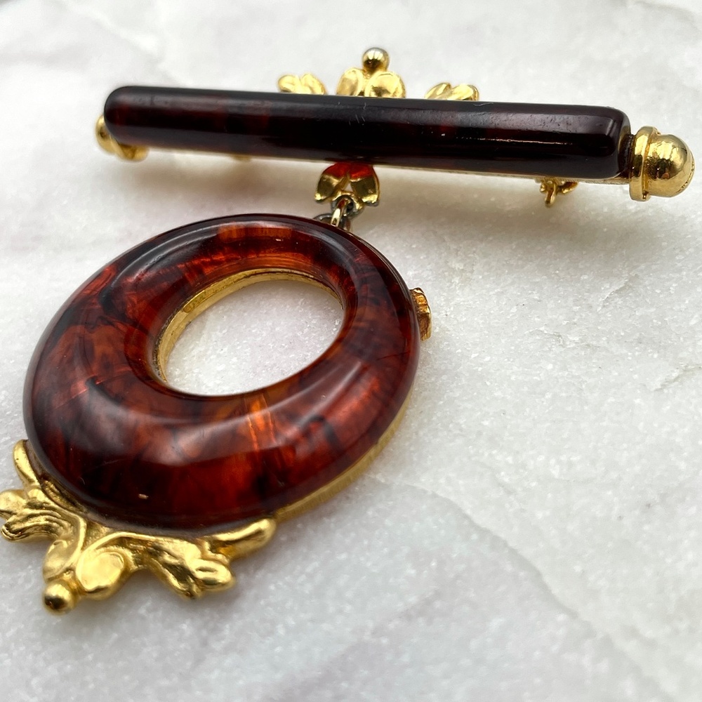 Vintage 1950s Mid Century Amber Lucite Drop Bar Gold Tone Pin Brooch - Picture 4 of 7